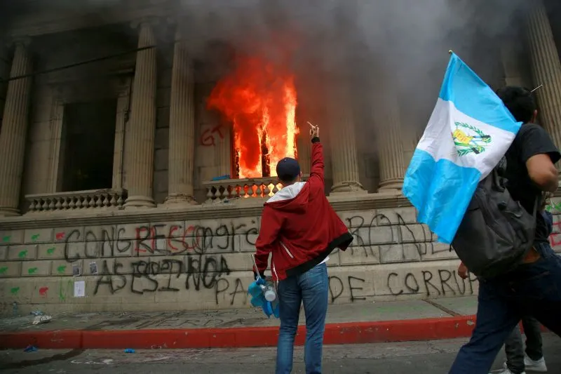 Manifestantes tomaron el Congreso de Guatemala y lo incendiaron