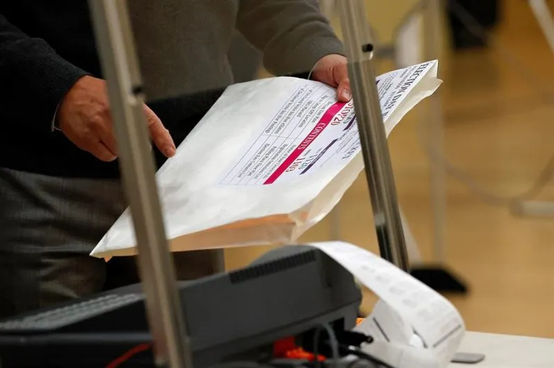 Hacker compró una máquina de votación en eBay. Ahora es investigado