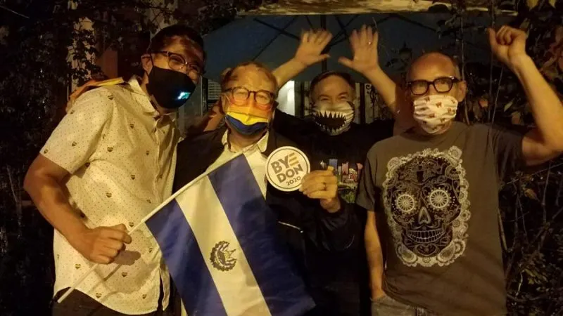 Salvadoreños también celebran triunfo demócrata en las calles de Washington DC