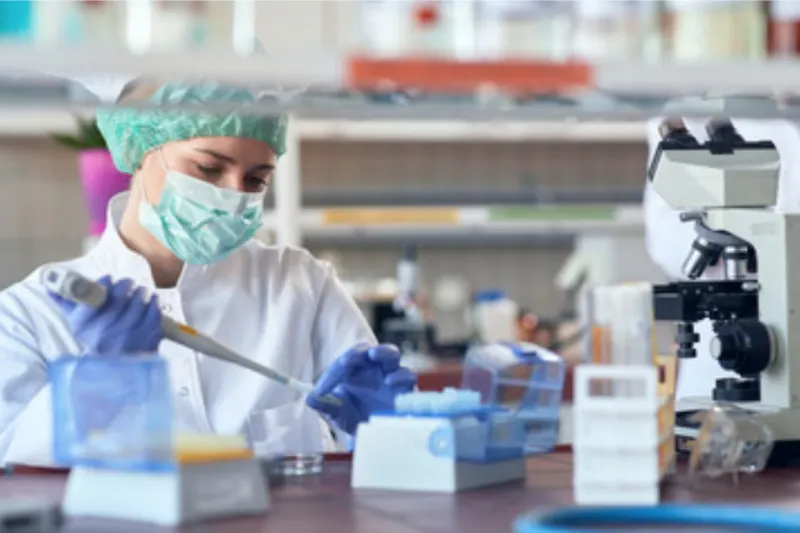 Vacuna de Moderna contra el COVID tiene una eficacia del 95% y se puede almacenar a temperaturas más altas