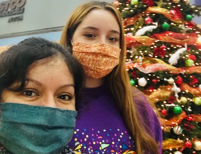 VIRGINIA: Adolescente confecciona y dona mascarillas