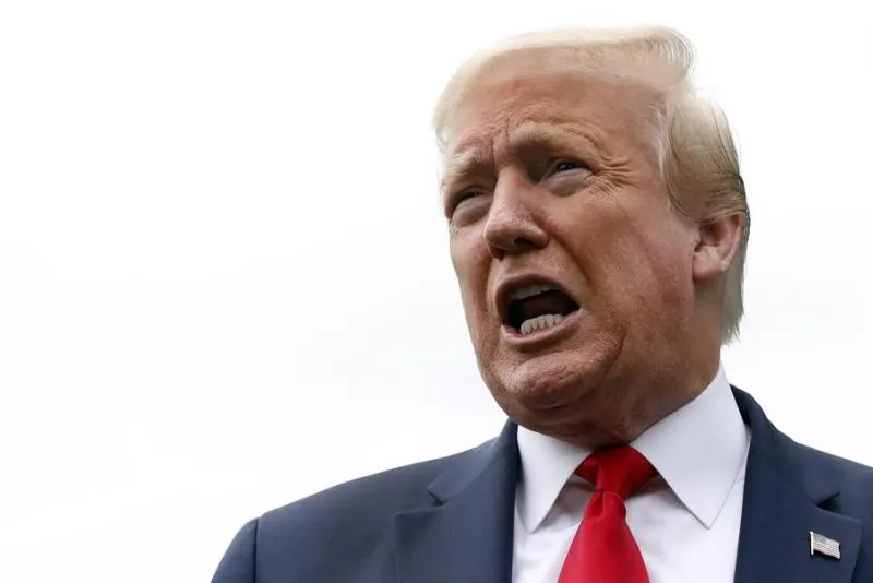 Trump pidió al Congreso aumentar monto de cheques de estímulo a 2 mil dólares
