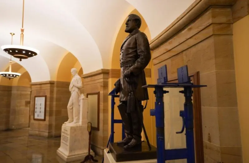 Virginia removió estatua del general confederado Robert E. Lee del Capitolio