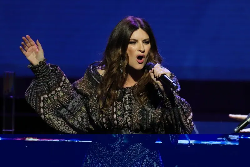 Laura Pausini cuestionó la cobertura de la muerte de Maradona