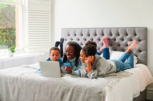 4 maneras fáciles de hablarle a tus hijos sobre dinero