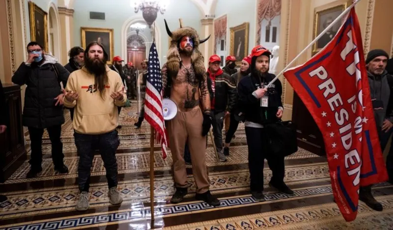 Líder de QAnon espera un indulto por parte de Trump