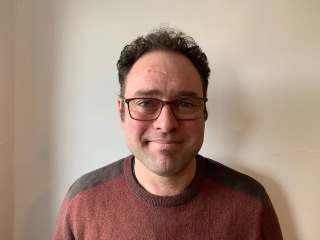 Profesor latino cuenta que este año escolar pandémico ha sido el más frustrante de su carrera