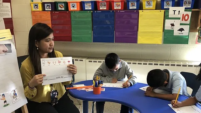 ‘Mochilas llenas de piedras’: Cómo un distrito maneja el trauma que los niños indocumentados traen a la escuela