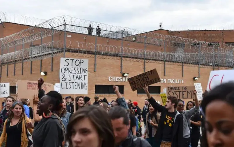 Inician demanda colectiva por brote de COVID-19 en un centro de detención de Maryland