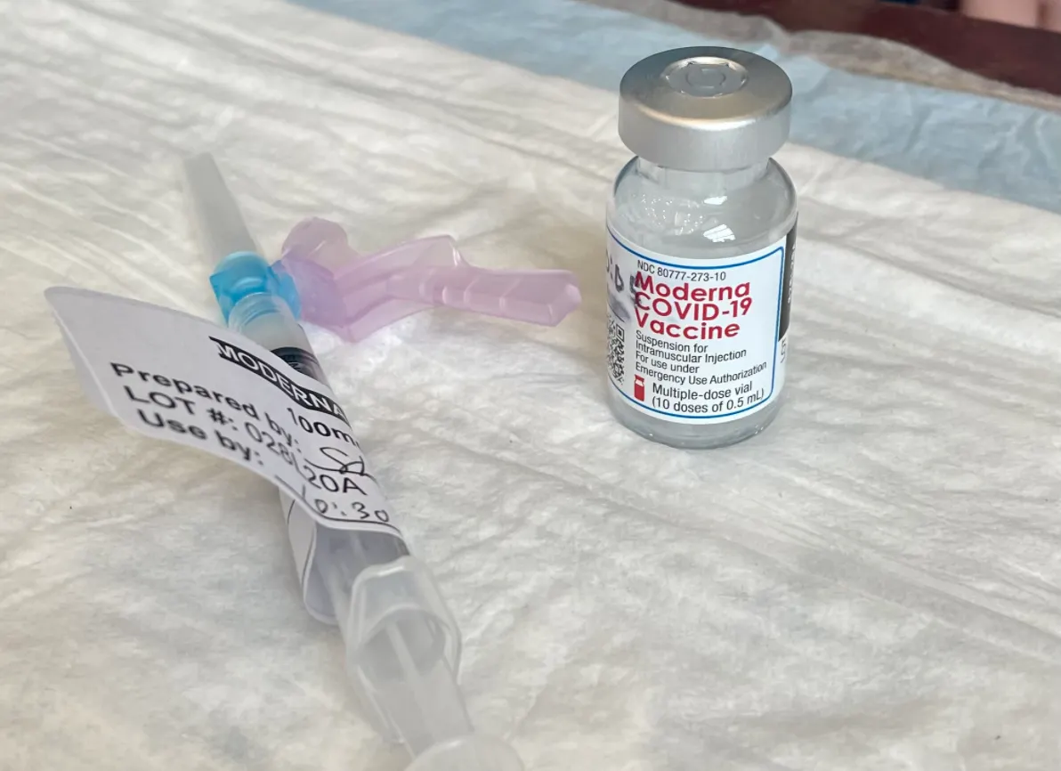 Adultos mayores hispanos quedan rezagados en la carrera por vacunarse contra COVID