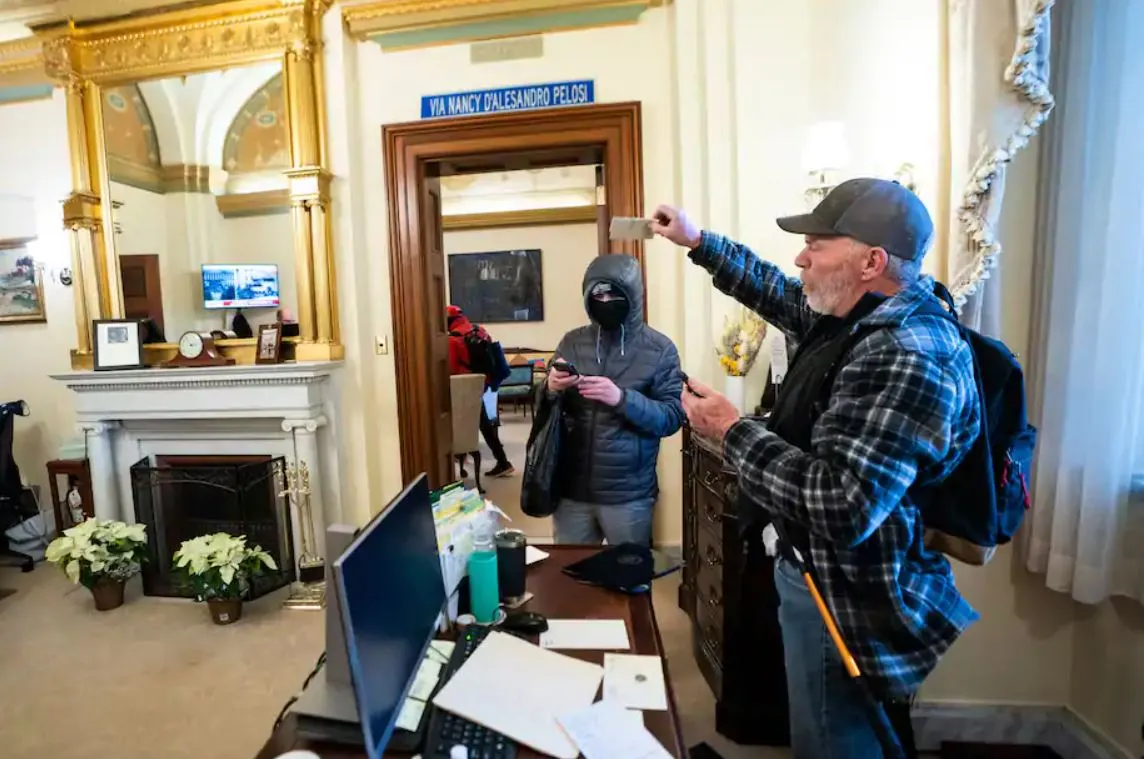 Juez encarceló a hombre fotografiado en la oficina de Pelosi durante toma del Capitolio