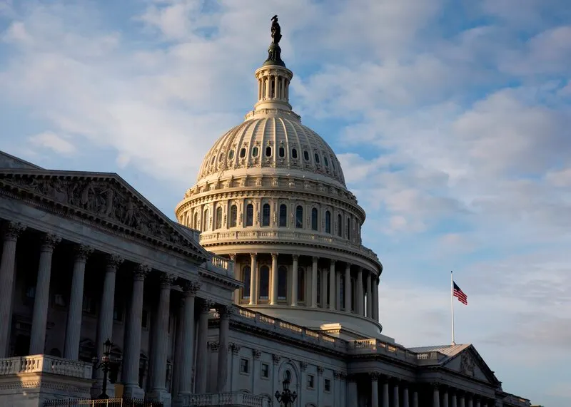 Demócratas buscan imponer sanción tributaria a empresas que pagan bajos salarios