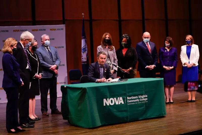 Ralph Northam firmó ley que crea programa universitario comunitario gratuito