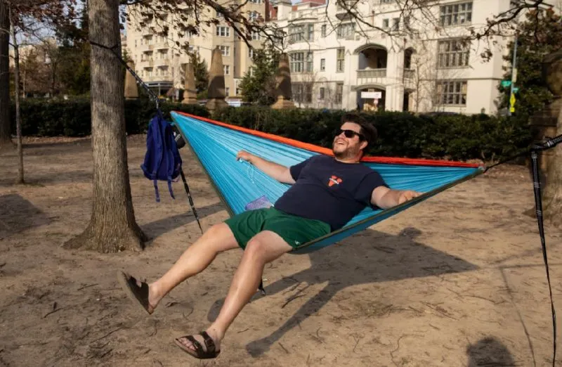 Adam Rosen se mece en su hamaca en el Meridian Hill Park in Washington.