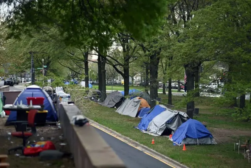 Campamento de personas sin hogar se instala a solo dos cuadras de la Fed
