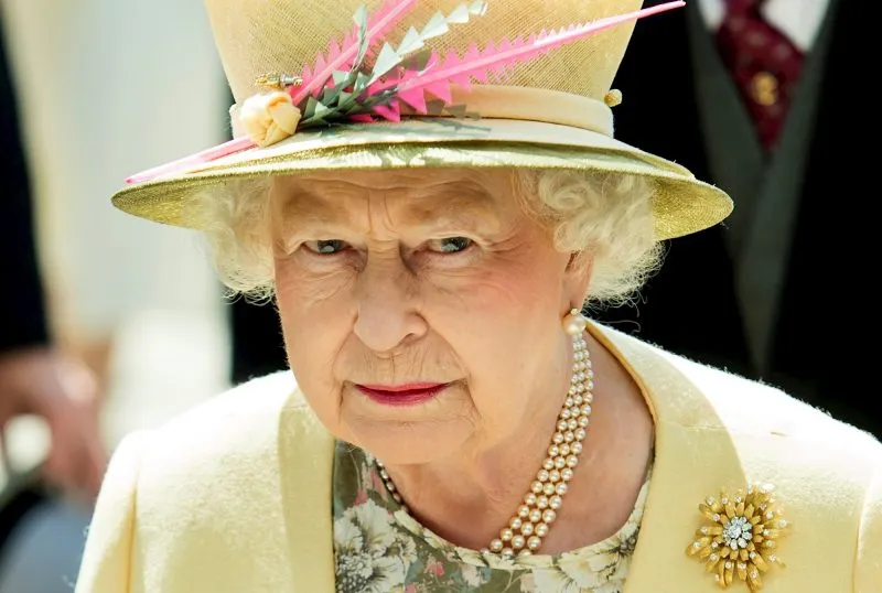 La reina Isabel II se sentó sola en el funeral del príncipe Felipe