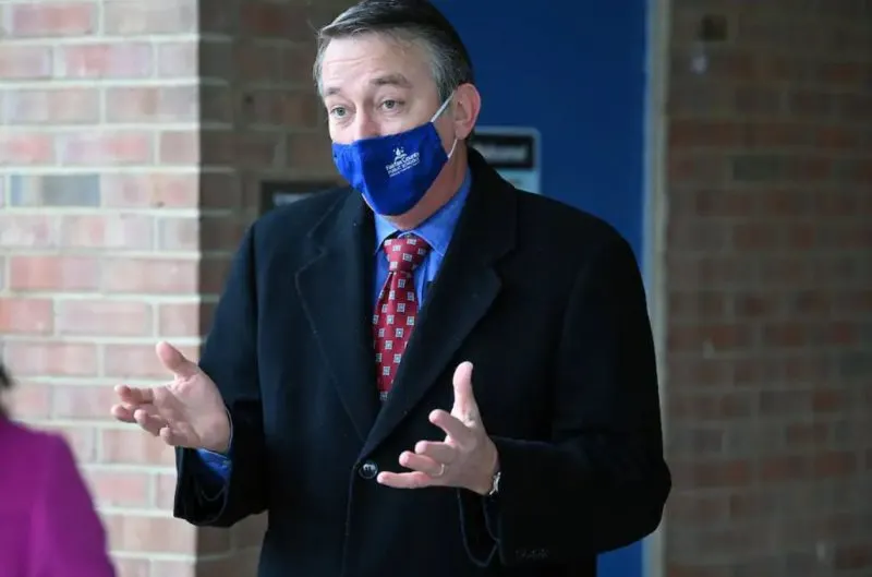Virginia: Escuelas de Fairfax ofrecerán aprendizaje en persona cuatro días a la semana