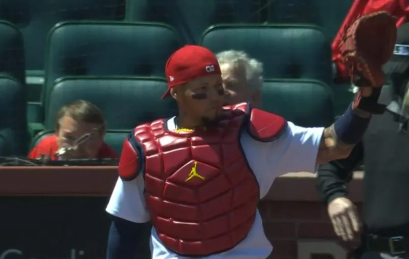 Yadier Molina saluda al público, al escuchar aplausos en su juego 2.000 como receptor / captura de MLB Network