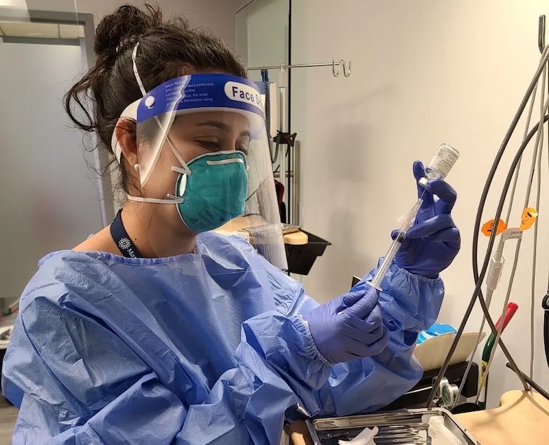 Ella quiere ser partera, pero ahora es enfermera de pandemia