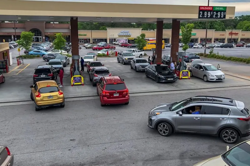 Compras nerviosas de gasolina amenazan con aumentar desabastecimiento en la Costa Este