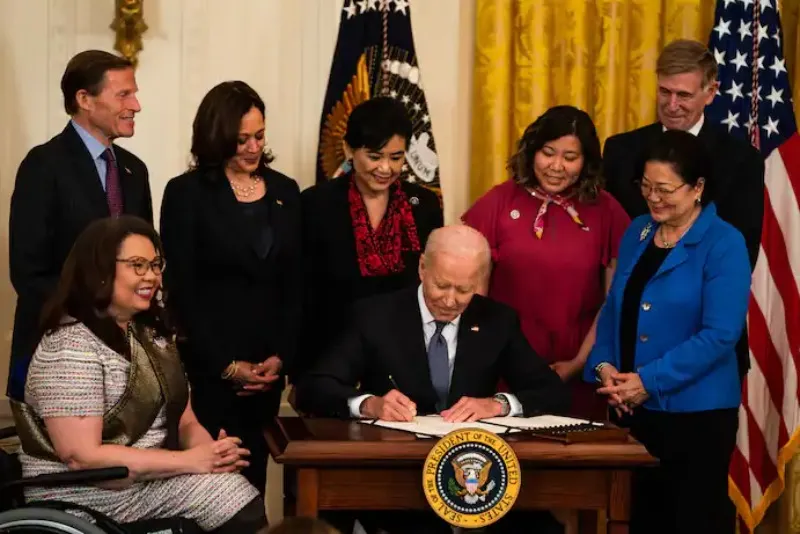 Biden firma legislación para investigar crímenes de odio