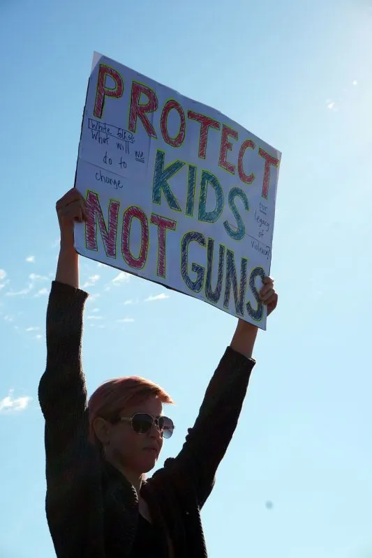 Escuelas alertas por amenazas de tiroteos. Hay un adolescente detenido