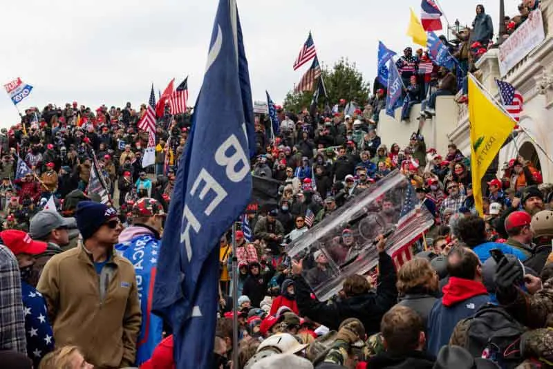 Según agentes federales, excandidato al senado estadal de Nueva York irrumpió en el Capitolio y luego pidió a sus amigos que eliminaran las pruebas del video