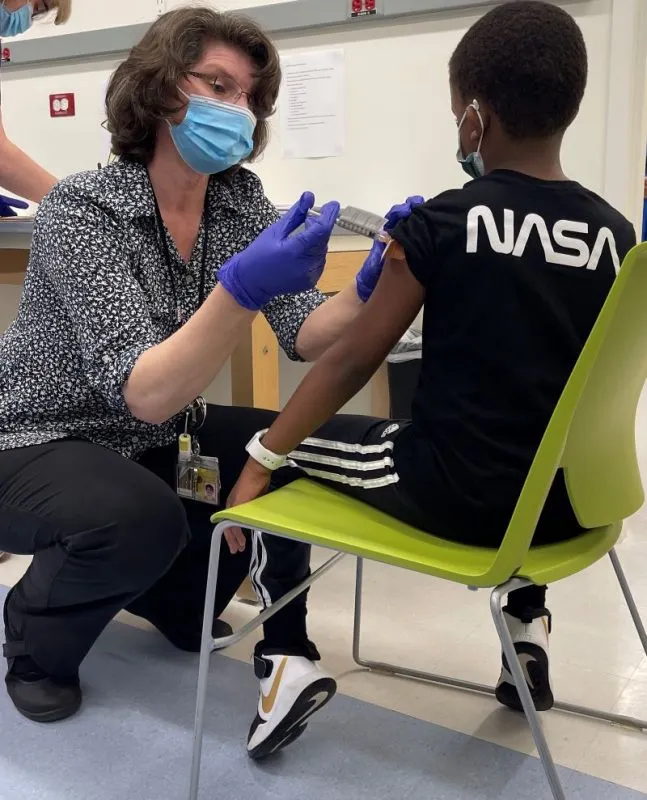 Los niños también merecen la vacuna. Los mantendrá seguros al igual que a los adultos.