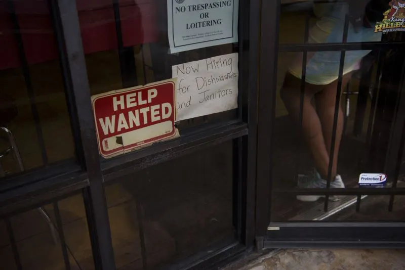 La economía de EEUU sumó 850,000 empleos a medida que las contrataciones se aceleran