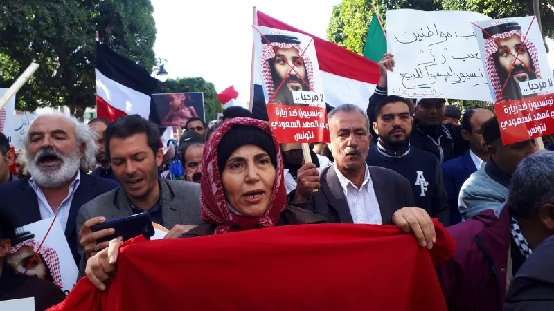 RECHAZO. Cientos de personas se manifestaron en Túnez en contra del príncipe heredero de Arabia Saudí, Mohamad bin Salman, de