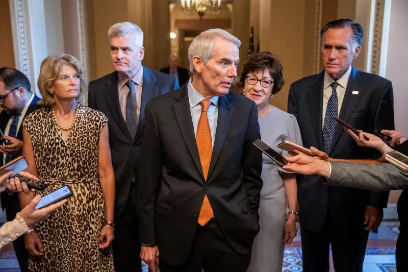 ANUNCIO. Los senadores republicanos Rob Portman de Ohio (centro), Bill Cassidy de Louisiana (2do. a la izq.), Susan Collins d