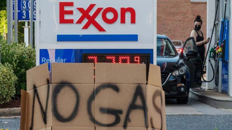 Precio del galón de gasolina en EEUU caen a su nivel más bajo en meses