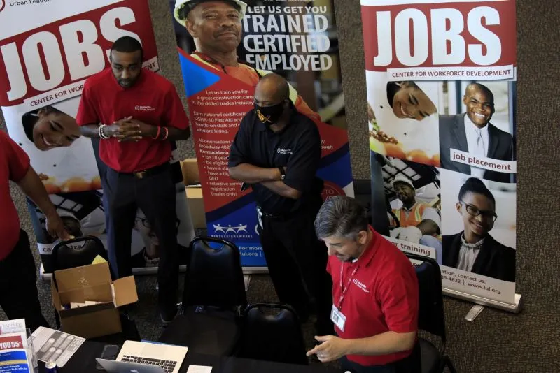 Mercado laboral en EEUU mejora sólidamente al reducirse la escasez laboral