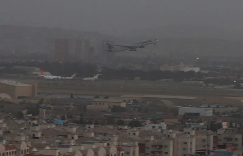 Vuelos humanitarios de Qatar Airways salen de Kabul