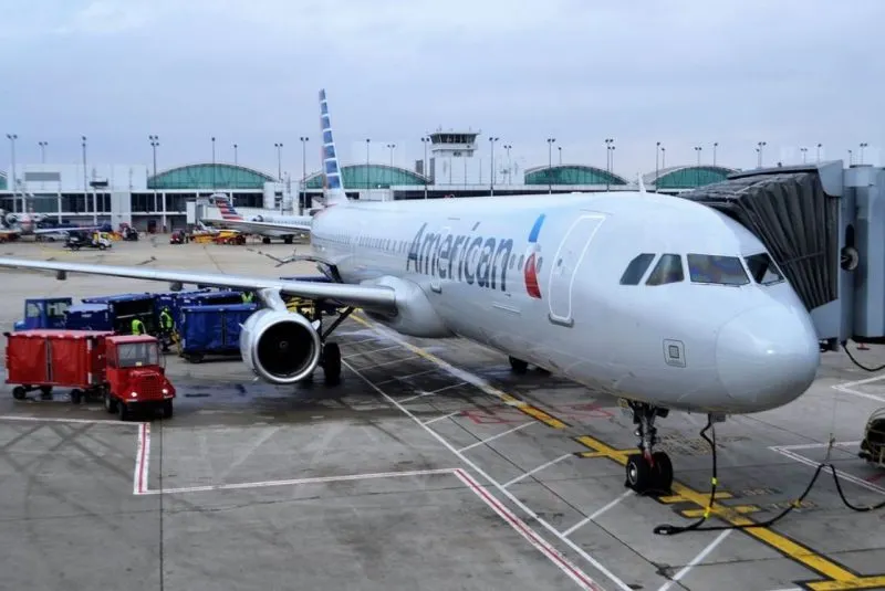 Un hombre saltó sobre el ala de un avión en el aeropuerto de Miami