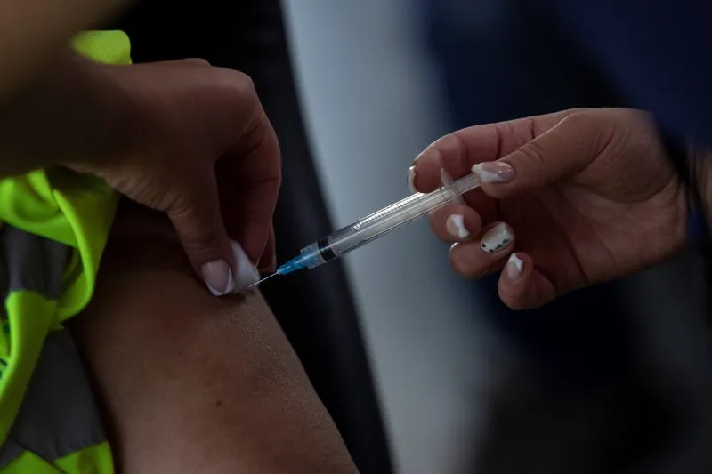 ¿Qué implica restringir el ingreso a EE. UU. de personas vacunadas con la Sputnik V?