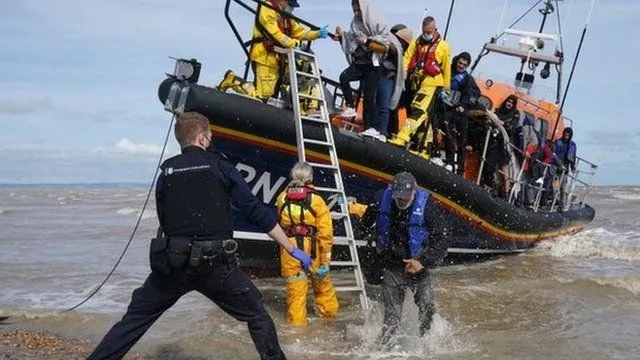 Por qué está llegando por el canal de la Mancha a Reino Unido un número récord de migrantes