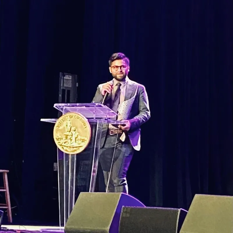 Osman Milla recibe premio de las Artes de DC