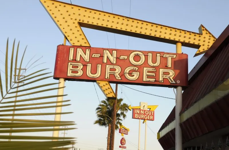 Menos hamburguesas en San Francisco. Cierra único in-N-Out por no exigir pruebas de vacunas