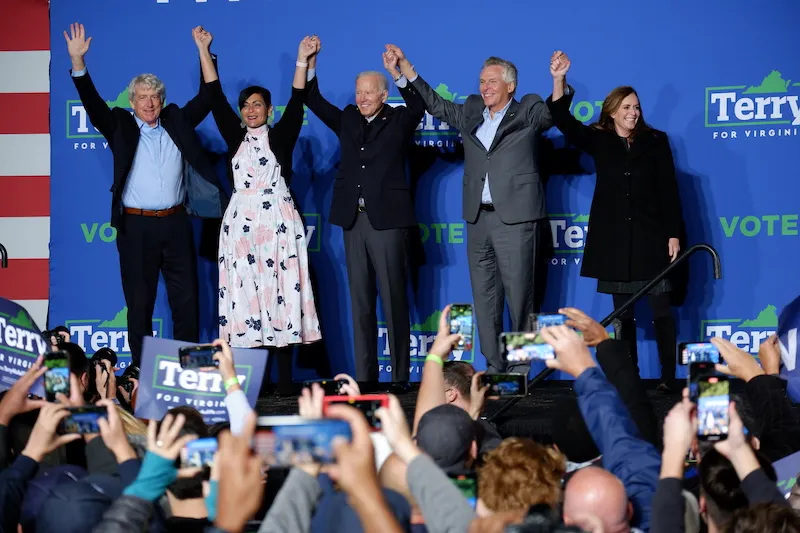 Así fue la visita de Biden al rally de McAuliffe en Arlington, Virginia