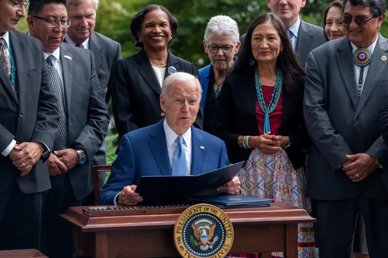 Así dice la Administración Biden que promueve la equidad para los latinos