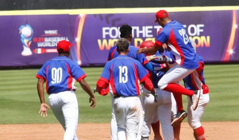 Una decena de jugadores de béisbol cubanos protagonizan la mayor deserción de la isla en años durante torneo en México