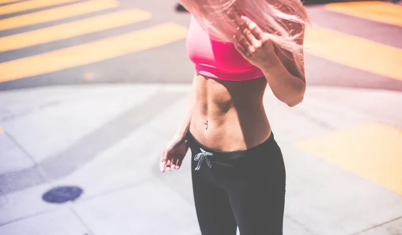 La peligrosa moda de ingerir polvos proteicos en seco antes de hacer ejercicio