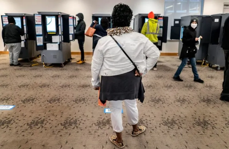 Despiden a trabajadores electorales de Georgia por presuntamente dañar formularios de registro de votantes