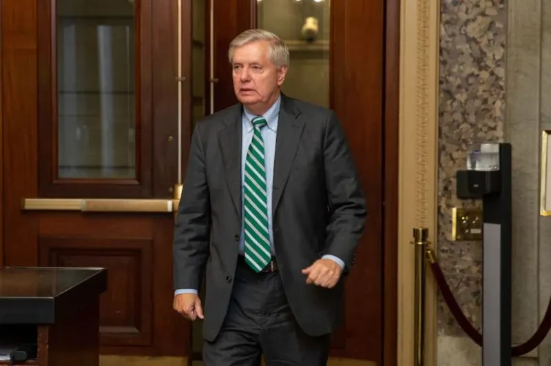 Graham dice que migrantes brasileños llegan a la frontera con “ropa de diseñador y bolsos Gucci”