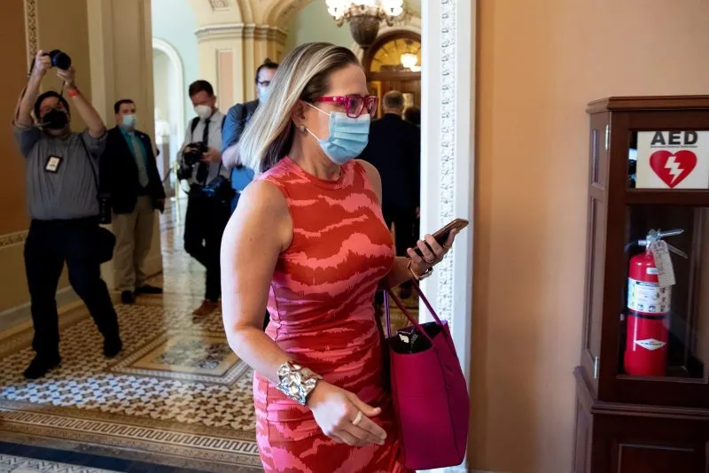 Activistas siguieron a la senadora  Kyrsten Sinema al baño para exigirle aprobar proyecto de ley