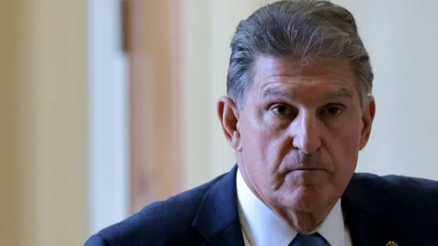 Quién es Joe Manchin, el senador demócrata convertido en un "poder en la sombra" de cuyo apoyo depende la agenda del gobierno de Biden
