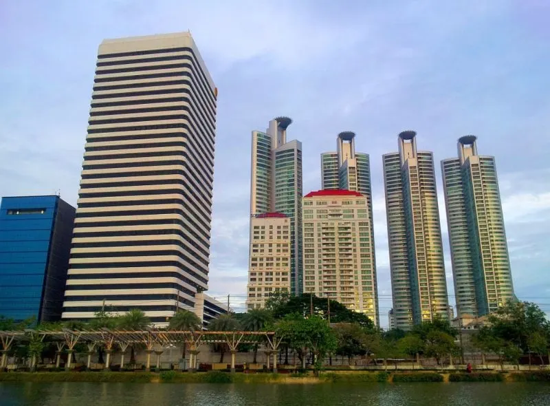 A 26 pisos de altura: Una mujer se enojó y le cortó la cuerda de seguridad a dos pintores en Tailandia