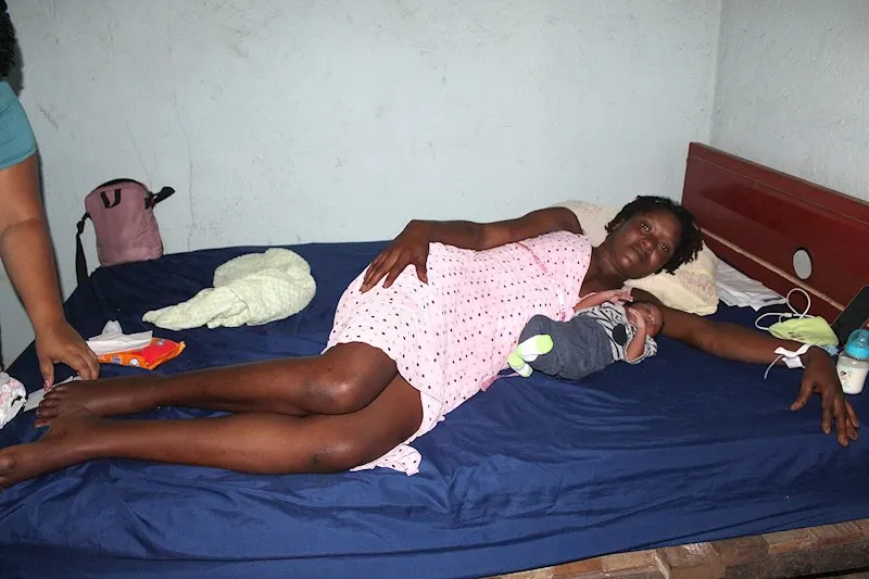 Caravana de migrantes da la bienvenida a un bebé