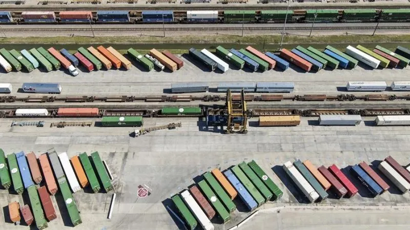 Biden autoriza redirigir recursos federales al desbloqueo de cuellos de botella en la cadena de suministro